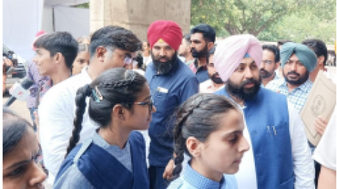 Harjot-Singh-Bains-Warmly-Welcomed-The-Students-Who-Came-To-See-The-Vidhan-Sabha-Session-And-Topped-The-Tenth-And-Twelfth-Examinations-