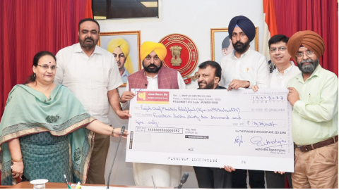 Chairman-Suresh-Goyal-Presented-A-Check-Of-14-Lakhs-To-Chief-Minister-Bhagwant-Mann-For-The-Chief-Minister-s-Relief-Fund
