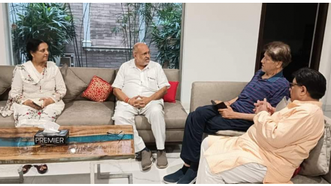 Former-Member-Of-Parliament-Avinash-Roy-Khanna-Shared-His-Grief-With-The-Family-Of-Rajendra-Bhandari-On-The-Demise-Of-Satpal-Bhandari-