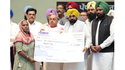 Chief-Minister-Handed-Over-Checks-Worth-Rs-101-Crore-As-Financial-Assistance-To-25000-Beneficiaries-For-Construction-Of-Houses-