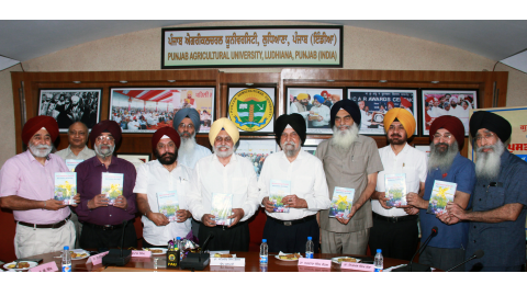 Pau-An-Important-Book-On-Economic-Issues-Was-Presented-To-The-People-By-The-Vice-chancellor