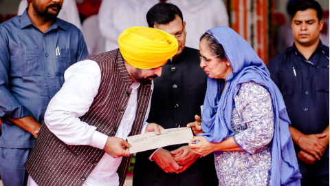 The-Chief-Minister-Fulfilled-His-Promise-To-The-Flood-Victims-Handed-Over-Compensation-Cheques