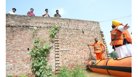 The-Chief-Minister-Himself-Visited-The-Flood-affected-Areas-Of-Hoshiarpur-On-Board-A-Boat