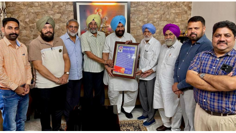 Ghazal-Manch-Barnala-Honored-The-Large-Size-Ghazal-Book-akhar-Akhar-In-Ludhiana