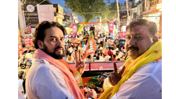 crowd-gathered-in-the-road-show-