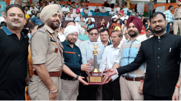 Agriculture-minister-gurmeet-singh-khudian-hoists-the-tricolour-in-mohali