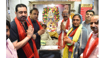 cabinet-minister-pays-obeisance-