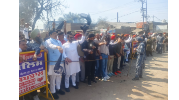 aap-leaders-show-black-flags-to-