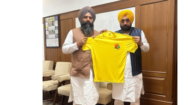 cm-bhagwant-singh-mann-launches-t-shirt-for-shaheed-e-azam-bhagat-singh-national-marathon