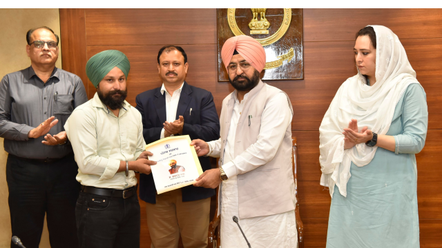 hardeep-singh-mundian-hands-over