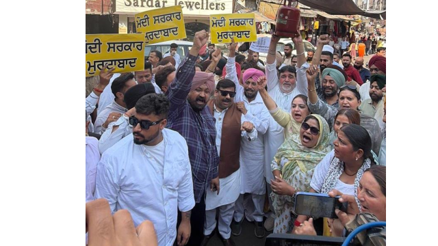 aap-s-trade-wing-protests-against-gas-cylinder-price-hike-at-clock-tower