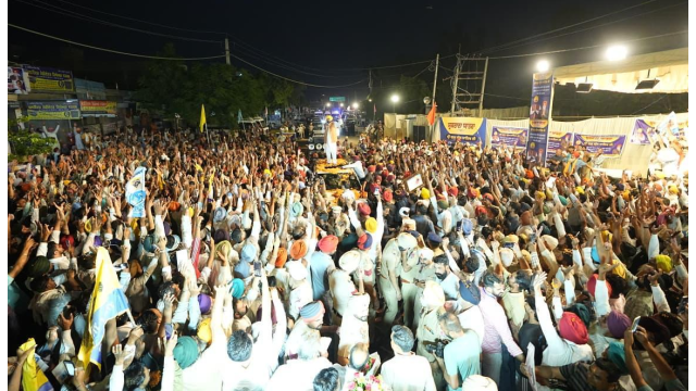 people-line-roads-across-majha-t