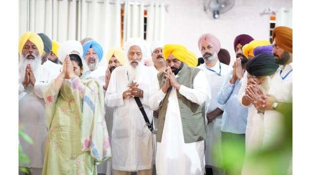-cm-bhagwant-singh-mann-bows-at-