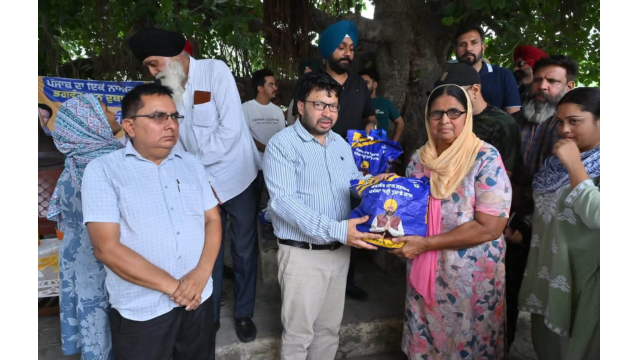minister-ravjot-singh-distribute
