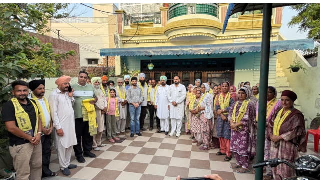 chairman-dalvir-singh-dhillon-welcomes-20-families-from-rajomajra-into-aap