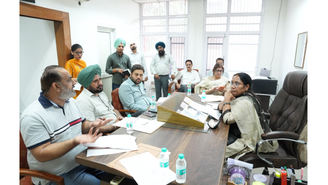 dr-baljit-kaur-interacts-with-students-at-ambedkar-institute-of-careers-and-courses