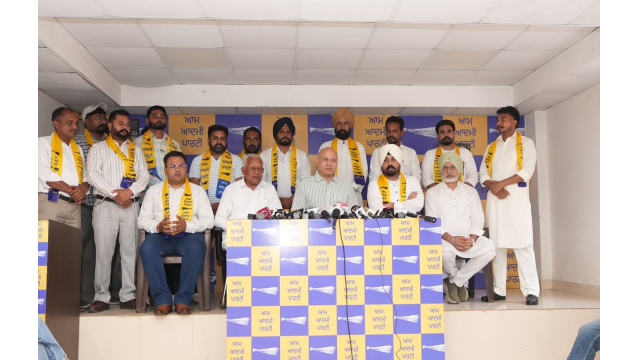 major-setback-for-congress-in-sangrur-as-senior-leaders-and-prominent-workers-join-aam-aadmi-party