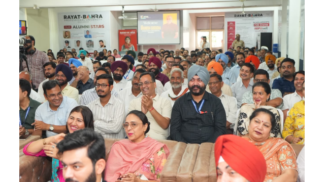 manish-sisodia-interacts-with-ov
