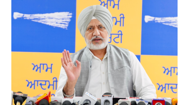 harjinder-singh-dhami-giving-him